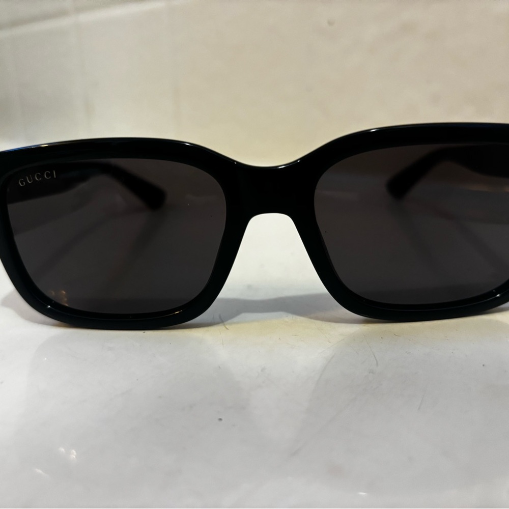 Gucci Elegant Black Sunglasses